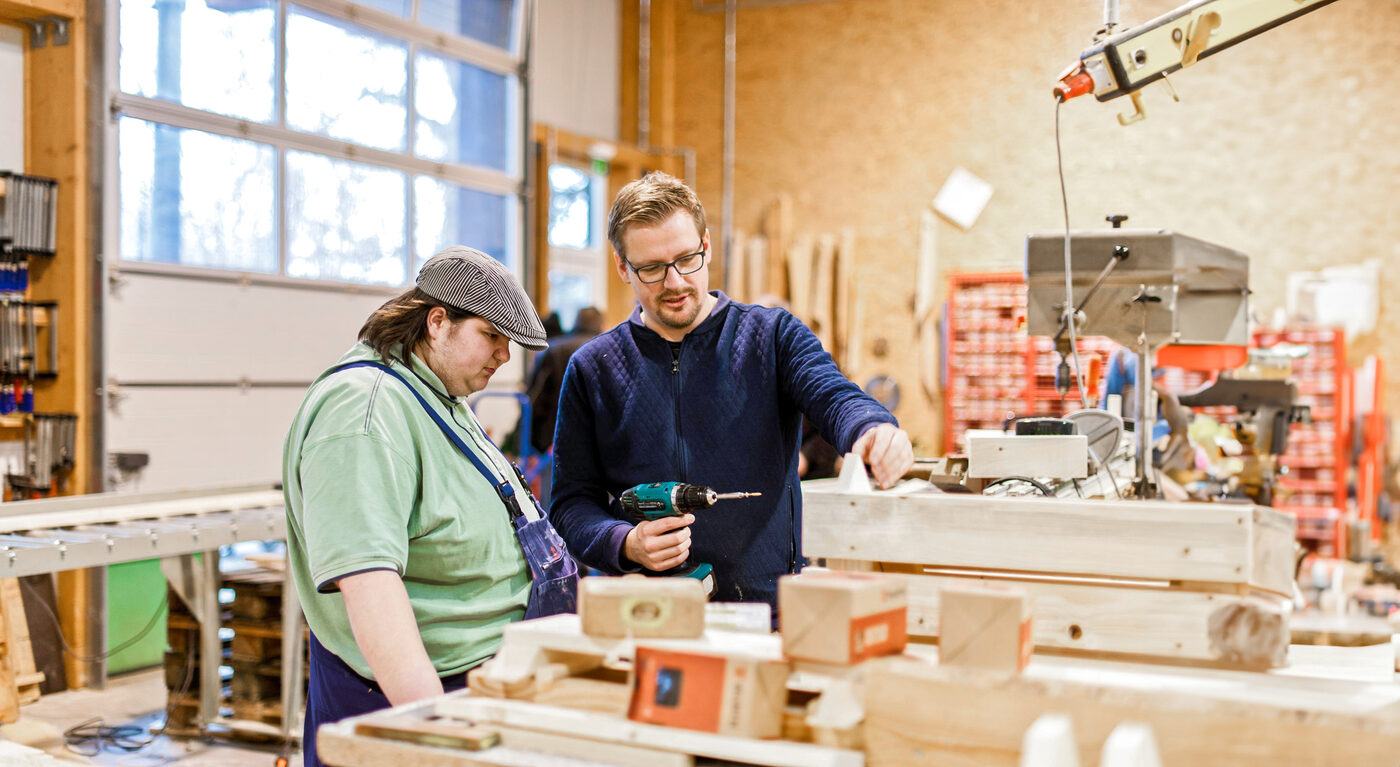 Holzverarbeitung in den Werkstätten des Eiderheims